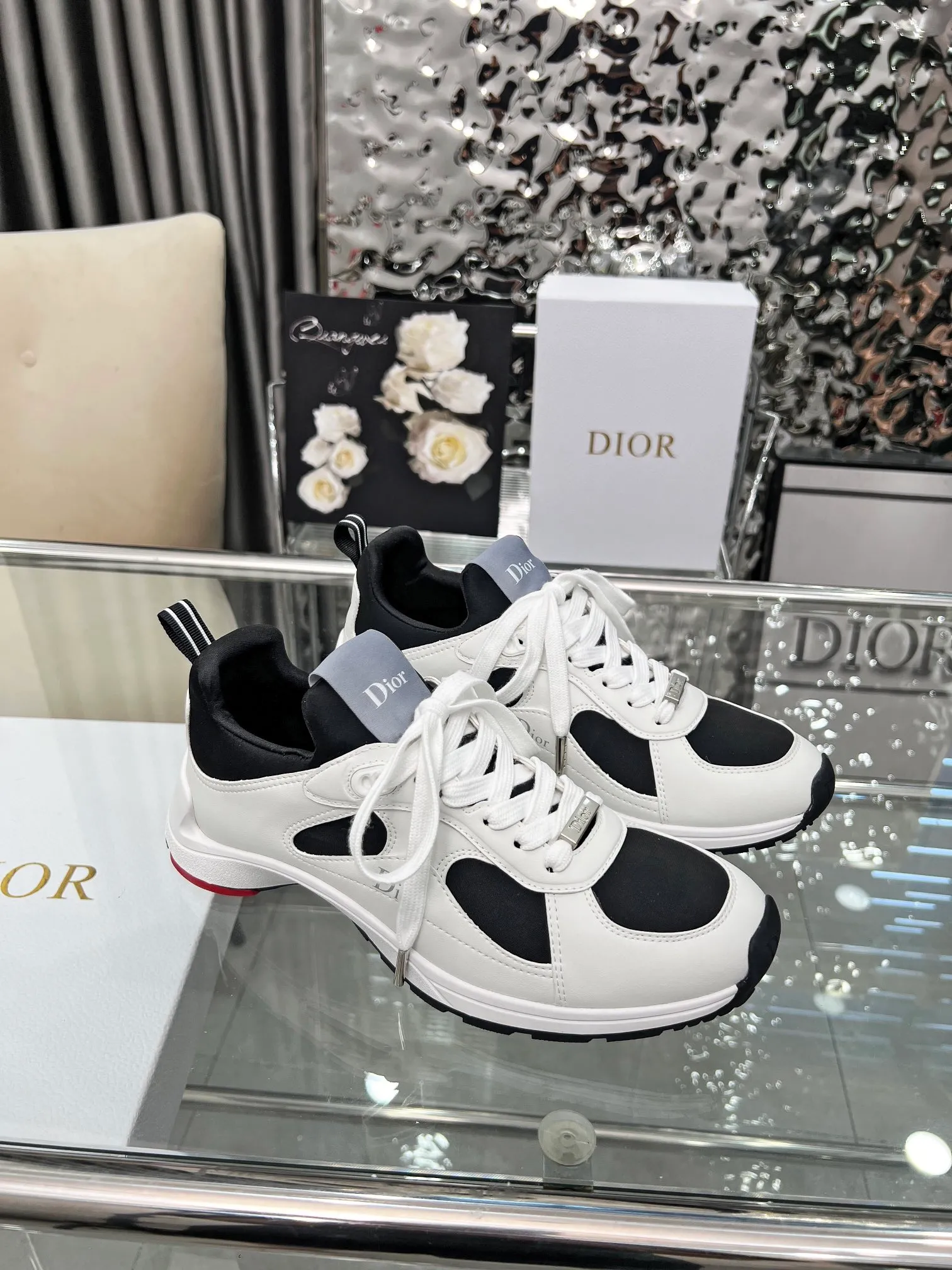 Men's shoes 💰540 Dior, the latest Star series on the show, this Dior Star dad sneaker is a new product for the fall of 2025, enriching the classic series with fashionable retro style. Carefully crafted, these Dad Shoes style shoes can be paired with casual looks all year round and follow the trend of the retro market. The Dior logo on the tongue also indicates that this pair of shoes is the B30 model! B30 uses fine-textured leather and mesh cloth materials to form a shoe body. There are conspicuous letters CD on both sides of the shoe body to indicate identity. The multiple lines on the shoe body outline the details, making the shoes look less monotonous and full of retro three-dimensionality! Size: Men’s size: 40-46 Color: four colors
